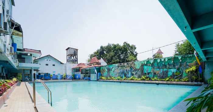 Kolam Renang OYO 1652 Hotel Tampiarto