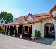 Exterior 3 SUPER OYO Capital O 1644 Hotel Griya Kencana 