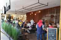 Bar, Kafe dan Lounge PARAHYANGAN RESIDENCES by AYA Stays