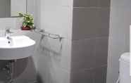 Toilet Kamar 6 Comfort Room at Apartment Bintaro Icon