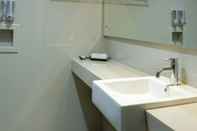 Toilet Kamar Sahid Azizah Syariah Hotel & Convention Kendari