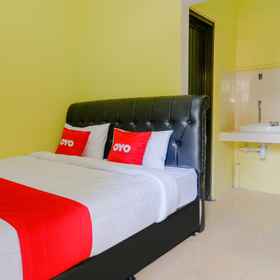 Bedroom 1 OYO 1784 Hj. Aniek Residence, 마디운 호텔