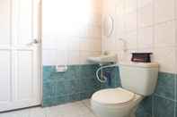 In-room Bathroom RedDoorz @ Praferosa Resort Hotel Calamba