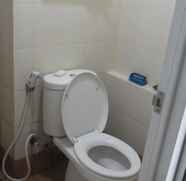 In-room Bathroom 3 Apartemen Bassura City by Smart Property