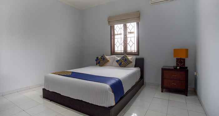 Kamar Tidur SPOT ON 1792 Roemah Nenekoe Guest House