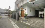 Bangunan 2 SPOT ON 1792 Roemah Nenekoe Guest House