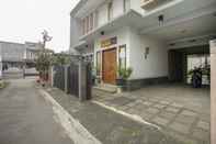 Bangunan SPOT ON 1792 Roemah Nenekoe Guest House