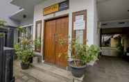 Bangunan 5 SPOT ON 1792 Roemah Nenekoe Guest House