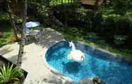 Swimming Pool 3 Villa Heliconia 6BR Rumah Gadog