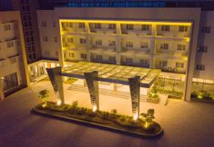 Bangunan 3 Pollos Hotel & Gallery