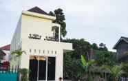 Luar Bangunan 4 OYO 1855 Elise Exclusive Residence