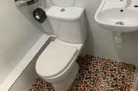 Toilet Kamar Sydney Hostel (Managed by AR)