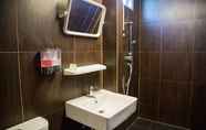 Toilet Kamar 6 RoomQuest Bangkok Ratchada