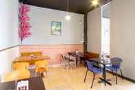 Bar, Cafe and Lounge OYO 1668 Yvel Homestay Syariah