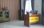 Lobby 6 SPOT ON OYO 1988 Pondok Seril Syariah