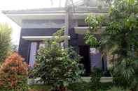 Exterior Villa Kusuma Pinus Blok M66 by Indisa