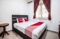 Bedroom OYO 1990 Kost Kuningan Executive Boading House Setiabudi Near MRCCC Siloam Hospitals Semanggi