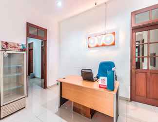 Lobby 2 OYO 1990 Kost Kuningan Executive Boading House Setiabudi Near MRCCC Siloam Hospitals Semanggi