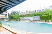 Swimming Pool OYO 2065 Holly Sentosa Hotel