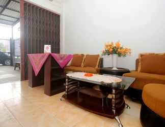 Lobby 2 OYO 1847 Jasmine Kost Syariah