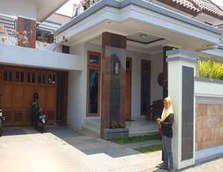 Luar Bangunan 2 OYO Life 1950 Monginsidi Residence