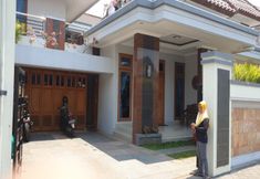 Bangunan 2 OYO Life 1950 Monginsidi Residence