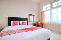Bedroom OYO 2061 Rizki Dhira Guest House Syariah
