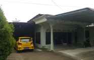 Exterior 3 SPOT ON 1887 Penginapan Umi Rohana