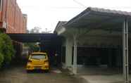 Exterior 4 SPOT ON 1887 Penginapan Umi Rohana