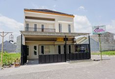 Exterior 3 SPOT ON 1878 Griya Bunda Family