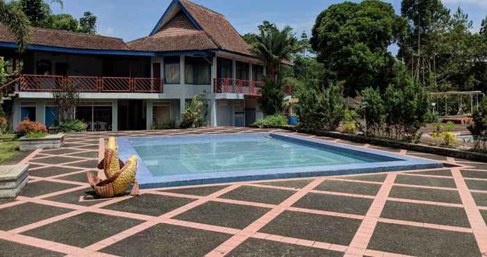 Swimming Pool OYO 1924 Hotel Rafflesia