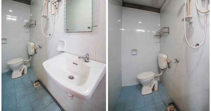 In-room Bathroom OYO 89573 Hotel Lii View
