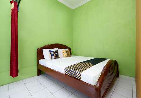 Bedroom SPOT ON 2106 Homestay Flamboyan