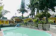 Swimming Pool 2 OYO 1996 Koneng Hotel