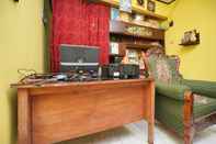 Lobi OYO 1967 Canaya Homestay