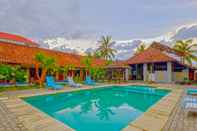 Swimming Pool OYO 1871 Surfers Inn Lombok