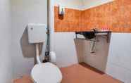 Toilet Kamar 4 OYO 44058 Motel Sre Bayam