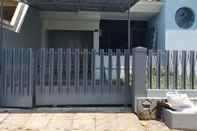 Exterior SPOT ON 2040 House of Peach Syariah Near RSUP Hasan Sadikin