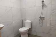 In-room Bathroom SPOT ON 2040 House of Peach Syariah Near RSUP Hasan Sadikin