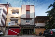 外部的 OYO 2087 Jaya Homestay Makassar
