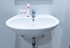 客房内浴室 6 OYO 2087 Jaya Homestay Makassar