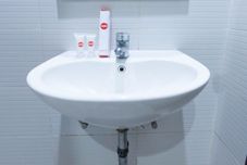 客房内浴室 OYO 2087 Jaya Homestay Makassar