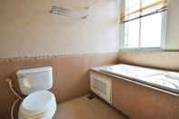 Toilet Kamar OYO 389 Sira Boutique Residence