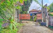 Exterior 6 SUPER OYO 1356 Gusti Residence