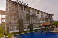 Kolam Renang The Crown Residences at Harbour Springs