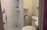 In-room Bathroom 5 SKYEN Bellevue comfort Apartement Bandung City