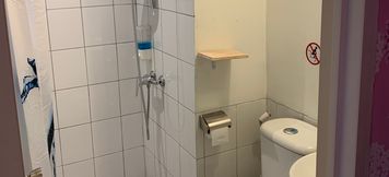 In-room Bathroom 5 SKYEN Bellevue comfort Apartement Bandung City