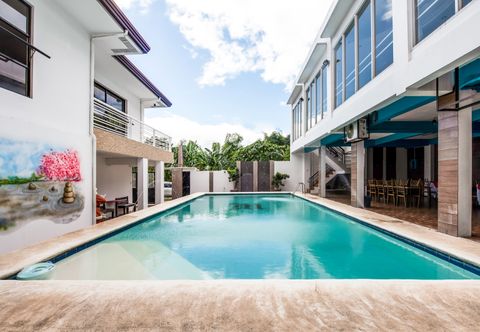 Swimming Pool Modern Peak Suites & Resorts