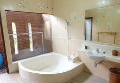 In-room Bathroom 4 Villa Semara