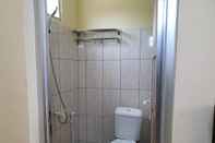Phòng tắm bên trong Kost Mawar 88 @Bintaro